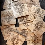 Dessous de verre pyrogravé "Signes du Zodiaque" de Tauriac Workshop